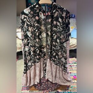 All Worthy Sheer Bell Sleeve Ruffle Hem Kimono Size Medium